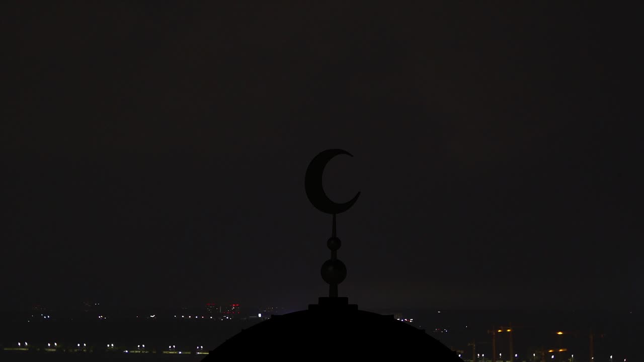Il simbolo dell'Islam su una città con uno sfondo di fulmini