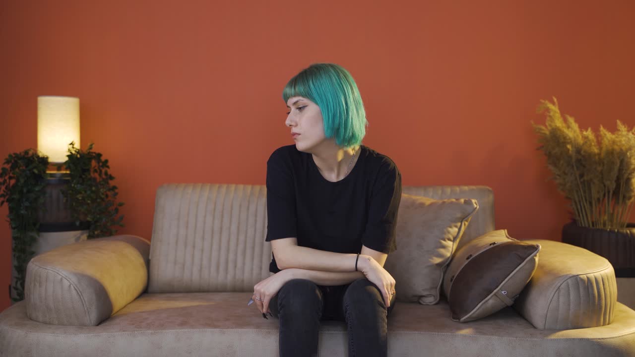 una joven deprimida sola en casa.