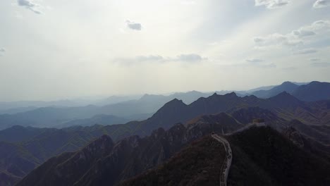 Escarpado-Vuelo-Superior-De-La-Montaña-A-La-Torre-De-Guardia-En-La-Gran-Muralla-China