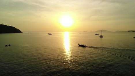 Vuelo-Siguiendo-Un-Barco-De-Cuento-Con-Puesta-De-Sol-Dorada-En-El-Fondo