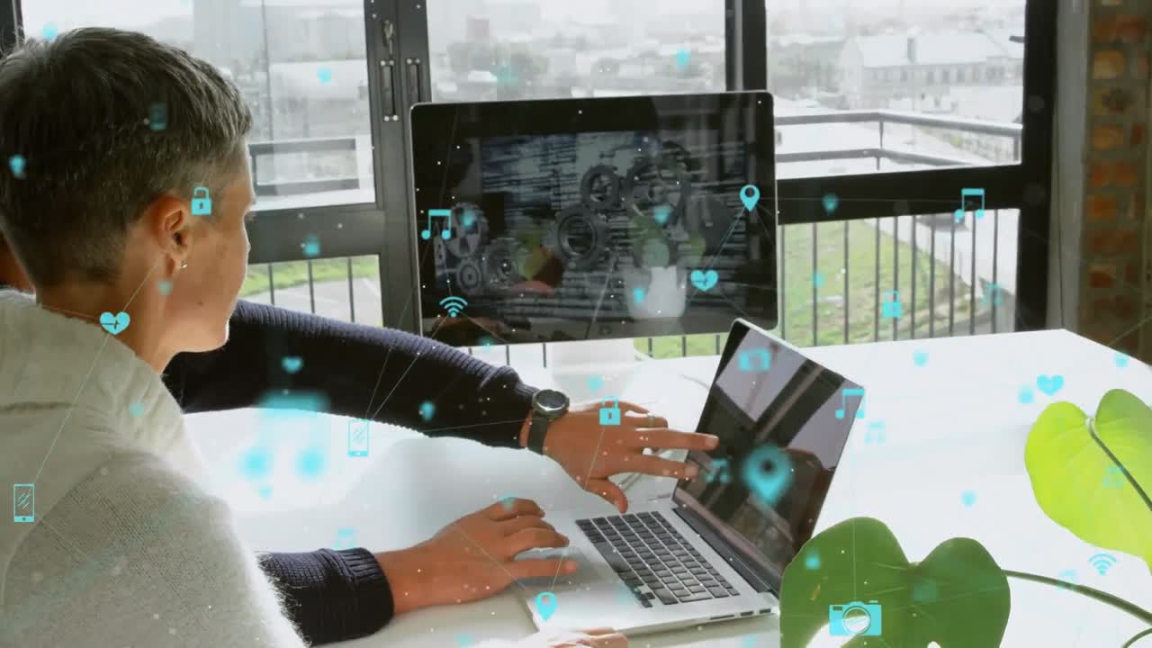 animación de aplicaciones móviles conectadas a través de ingenieros caucásicos discutiendo el proyecto a través de la computadora portátil en la oficina