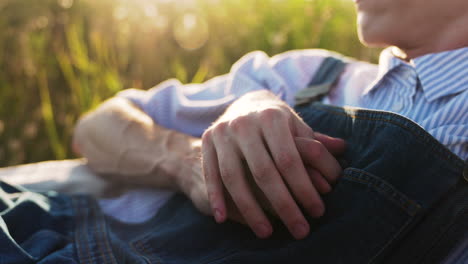 primer plano de una pareja tomándose de la mano