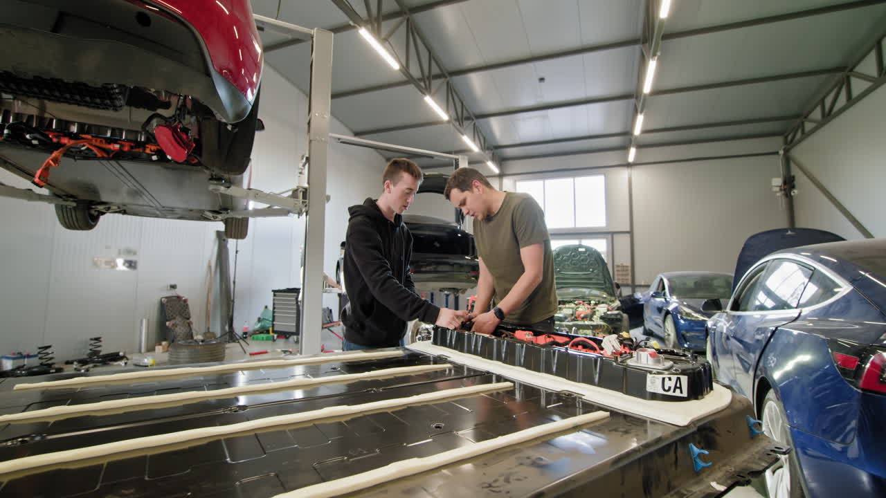 reemplazo de baterías de automóviles eléctricos en un taller
