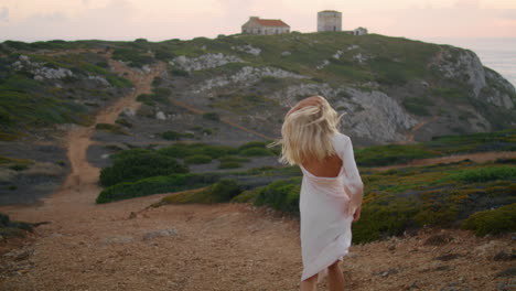 Aufgeregt-Dame-Tritt-Schlosslandschaft-Vertikal.-Blonde-Frau-Läuft-Abends