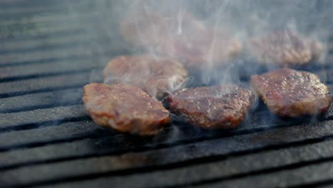 Gekochte-Fleischbällchen-Werden-Aus-Nächster-Nähe-Vom-Grill-Genommen