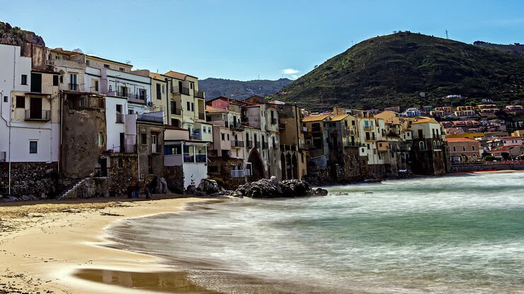 Borgo iconico della Sicilia sulla costa marina, vista in time-lapse