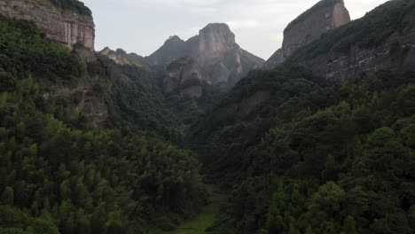 Aerial:-beautiful-forest-in-Bajiao-Shan-mountain-valley,-China,-4K-landscape