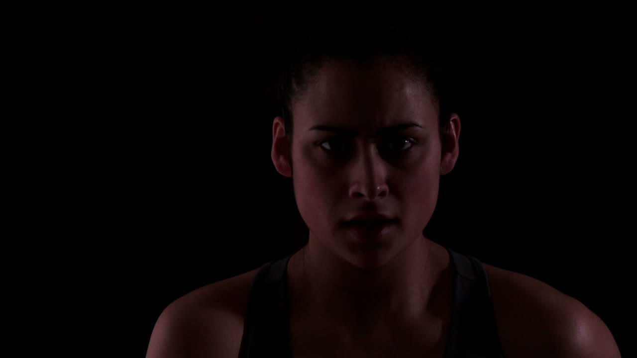 검은색 을 입고 조하는 여자