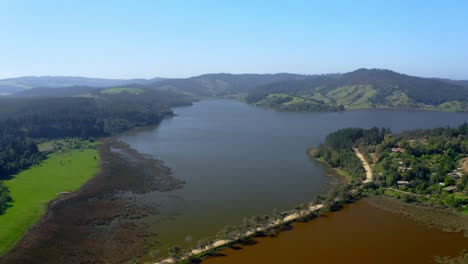 Torca-Lagune-Und-Vichuquen-See-Maule-Region-Chile-Drohnenaufnahme-Im-Weitwinkel