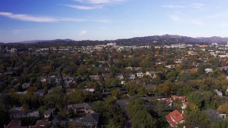 Amplia-Toma-Aérea-Ascendente-Del-Barrio-De-Pasadena