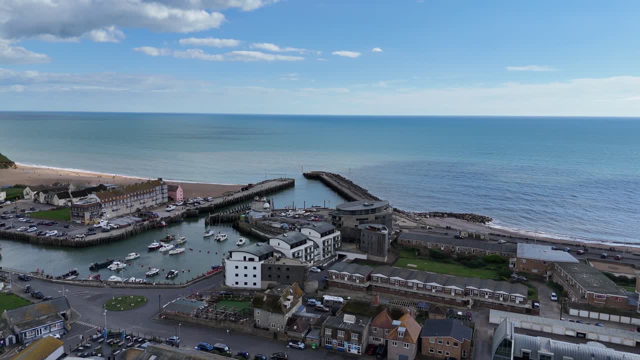Porto di West Bay, Dorset, Regno Unito. Ripresa aerea panoramica con drone