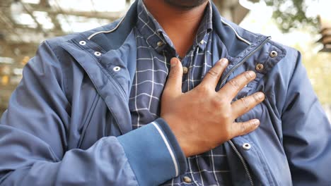 hombre con dolor en el pecho