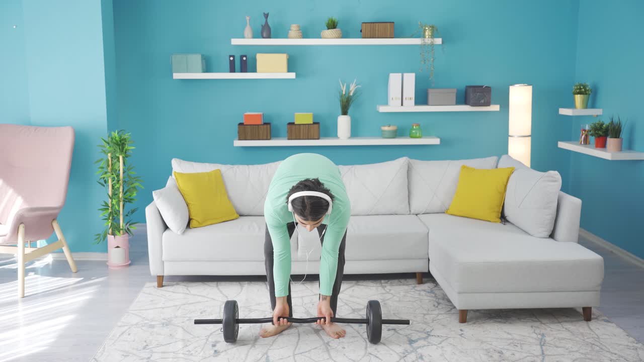 무게를 들어올리는 동안 허리를 다치는 재미있는 몸 운동 남자.