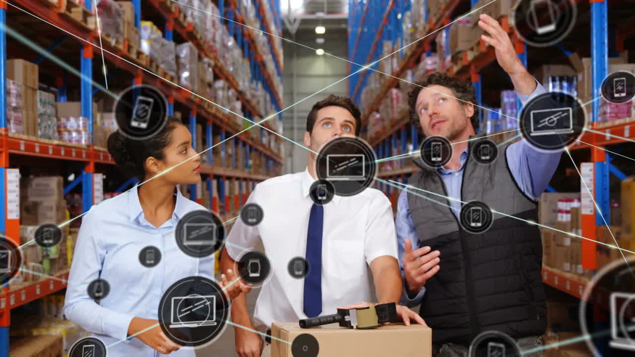 анимация сетей соединений с иконами над людьми, работающими на складе