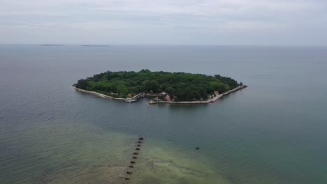 vista aérea de una isla tropical