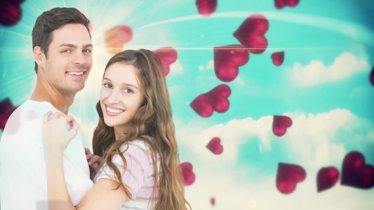 행복한 커플이 서로를 안고 카메라를 쳐다보고 있습니다.