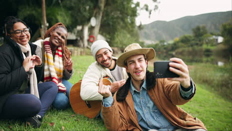 Camping,-Selfie-Y-Amigos-En-Un-Vínculo-Con-El-Lago-Del-Bosque