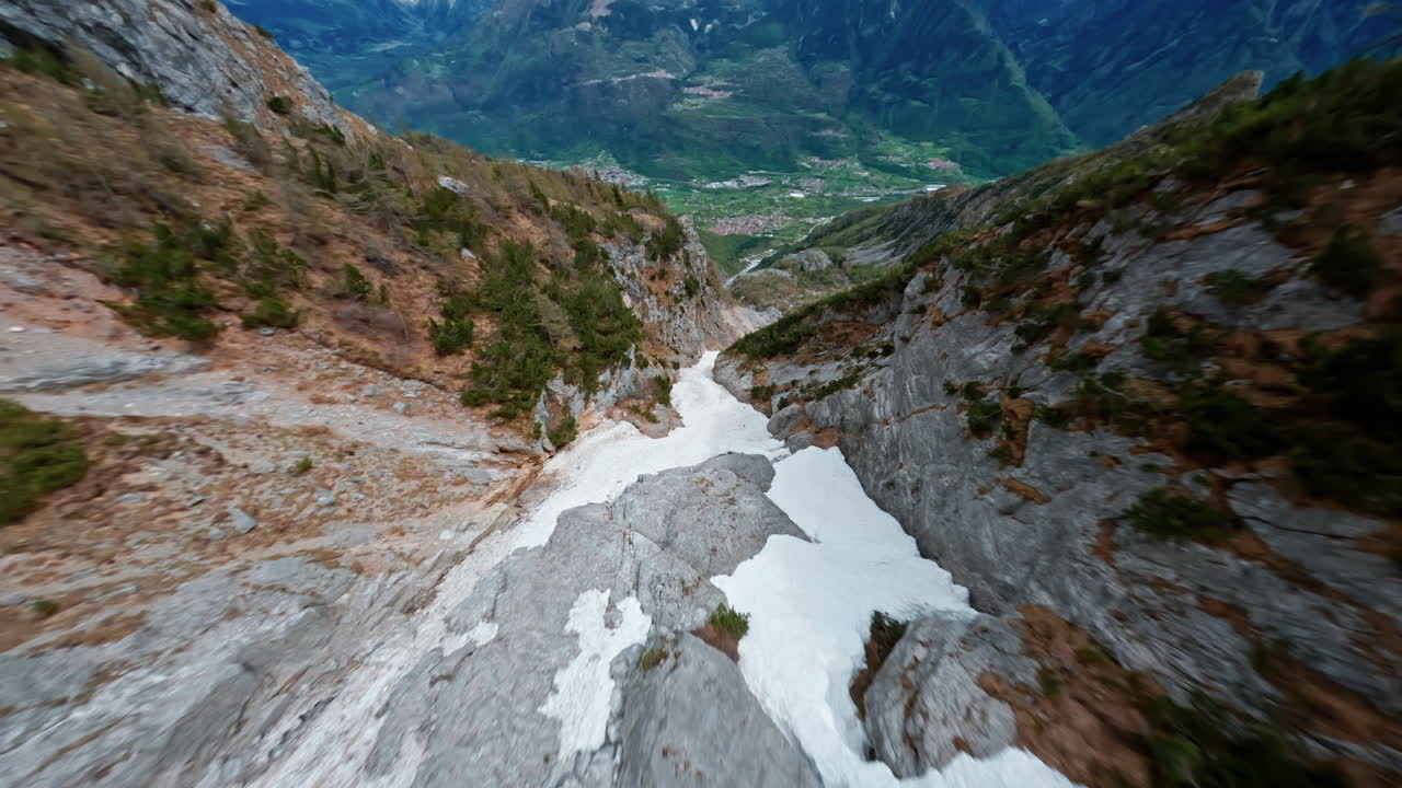 하단 에 눈 어리 와 푸른 계곡 이 있는 콘카레나 산, 공중 에서 볼 수 있는 모습