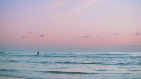 Person,-Die-Bei-Sonnenaufgang-Im-Meer-Spazieren-Geht,-Um-Zu-Schwimmen