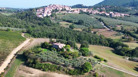 Pueblo-De-Montaña-Paisaje-Meditativo-Sin-Nubes,-Otoño-Toscana-Italia