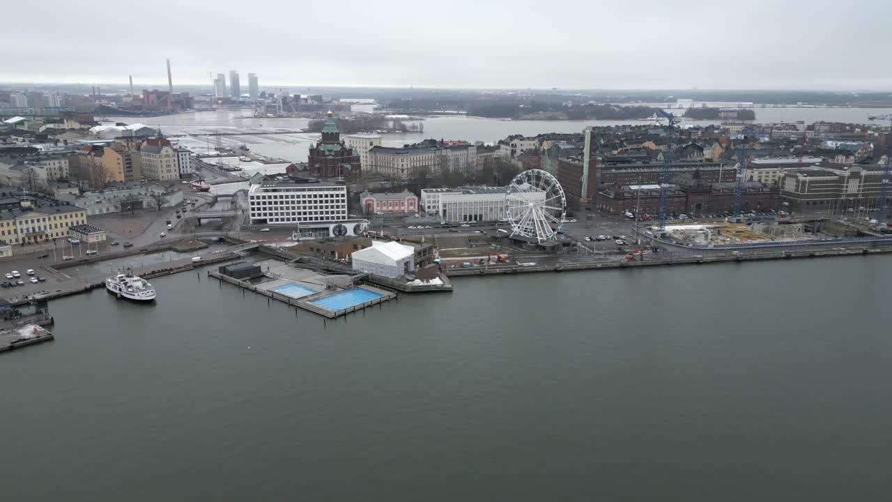 imágenes aéreas de la catedral de helsinki y la bahía del mar con islas en el fondo