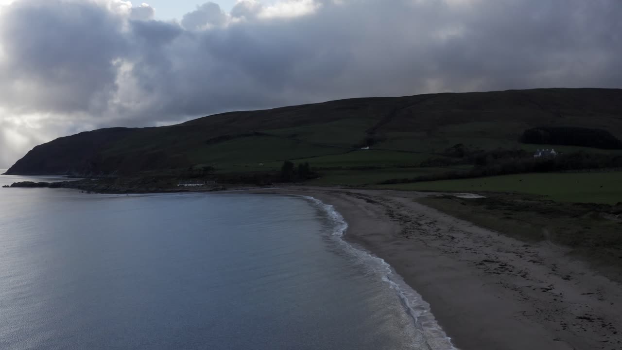 AÉREA - Playa de Southend en la península de Kintyre, Escocia, panorámica a la derecha.