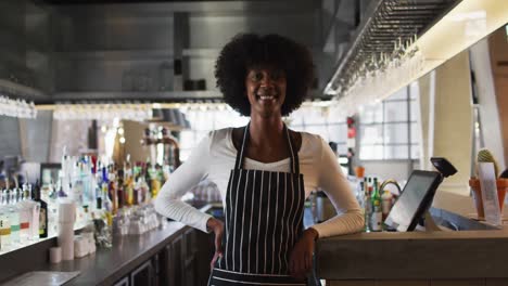 Porträt-Einer-Glücklichen-Afroamerikanischen-Café-Mitarbeiterin,-Die-In-Die-Kamera-Blickt-Und-Lächelt