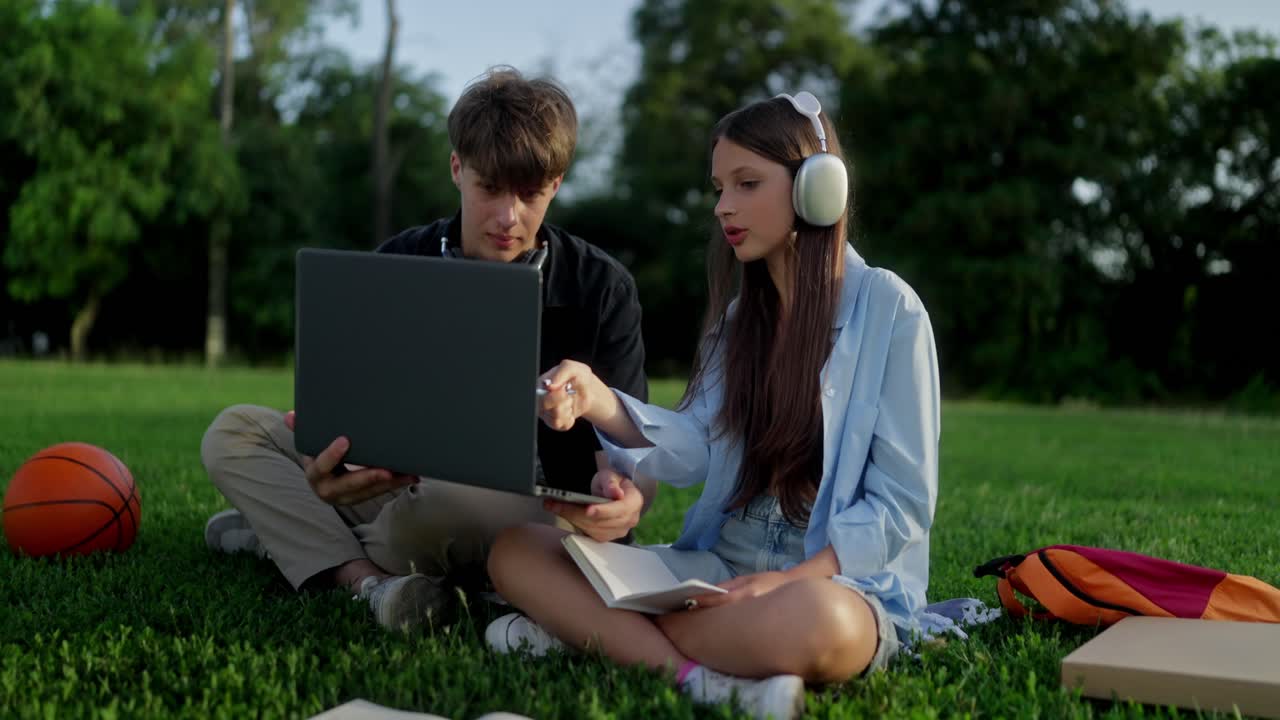 dos estudiantes jóvenes estudiando juntos en un parque