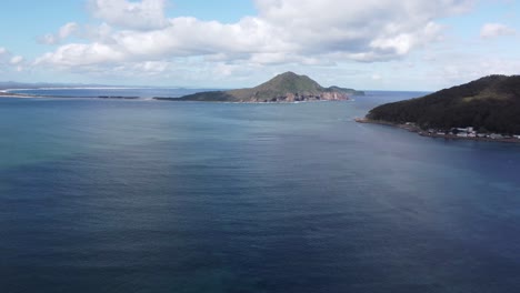 Drone-Volando-Sobre-El-Océano-Azul-Hacia-Una-Isla-En-Australia