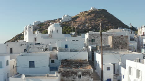 Toma-De-Una-Ciudad-Griega-Típica-En-La-Isla-Del-Mar-Egeo