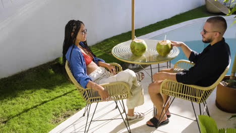 pareja sentada en una terraza