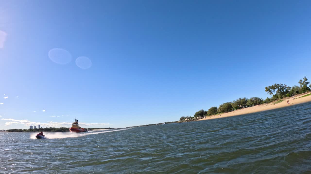 골드 코스트 해안선을 따라 움직이는 제트 스키