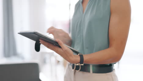 mujer de negocios, manos y tableta en la investigación