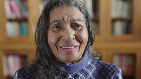 Primer-Plano-Retrato-De-Una-Alegre-Anciana-India-Sonriendo-Feliz-Disfrutando-De-Una-Jubilación-Relajada