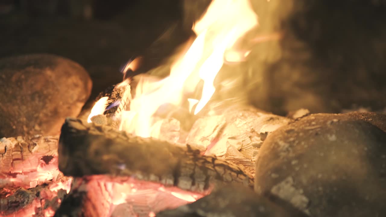 cerca de la leña ardiendo en la hoguera al aire libre por la noche.