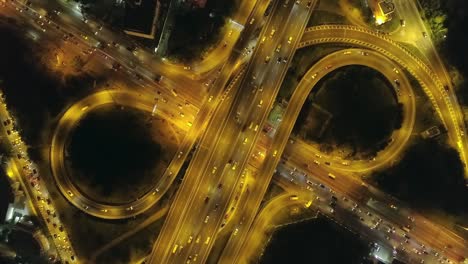 time-lapse o hyper-lapse zoom in: vista aérea de arriba de la carretera, la rotonda de la carretera o la intersección de tráfico por la noche para el transporte.