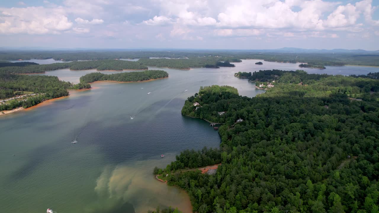 toma aérea alta sobre el lago james carolina del norte, carolina del norte