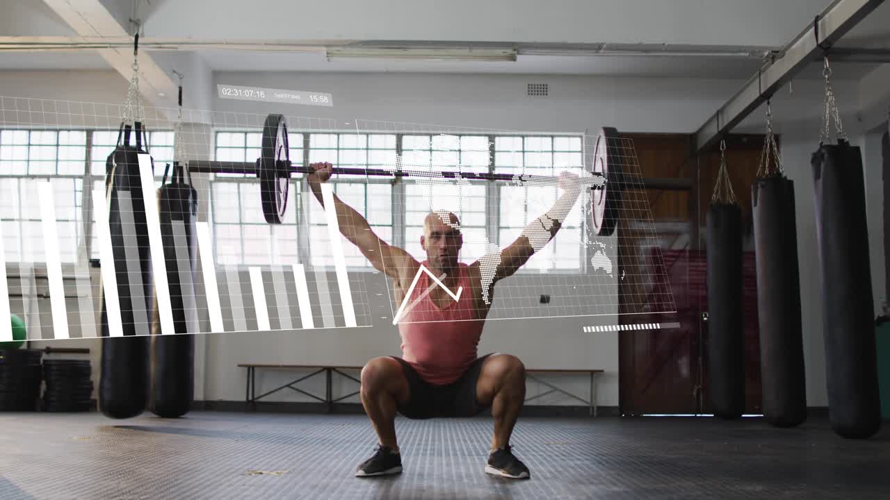 Homem movimentando os quadris, fazendo agachamento overhead para fitness, gráficos animados sobrepostos à barra