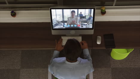vista aérea de un hombre teniendo una videoconferencia