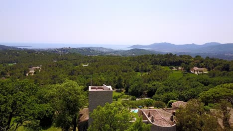 Drohnenansicht-Vom-Chateau-Castellaras-Im-Süden-Frankreichs-Mit-Bergen-Und-Meer-Im-Hintergrund