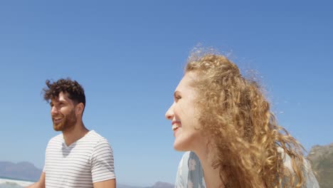 Glückliches-Paar,-Das-Mit-Dem-Fahrrad-Am-Strand-Spaziert-4k