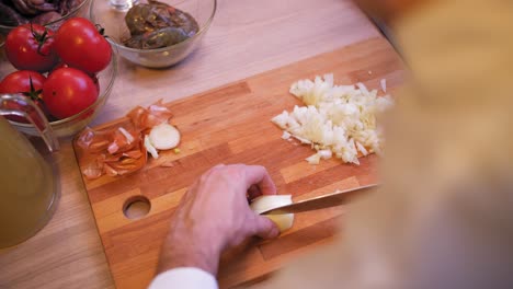 the cook cuts the onion