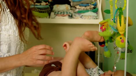madre jugando con su bebé 4k