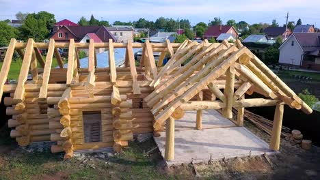 cabaña de madera en construcción