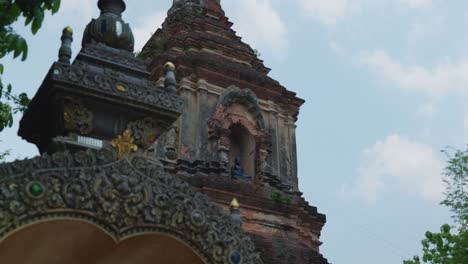 4K-Cinematic-landscape-scenic-religious-footage-of-the-Buddhist-temple-of-Wat-Lok-Moli-in-the-old-town-of-Chiang-Mai,-Northern-Thailand-on-a-sunny-day