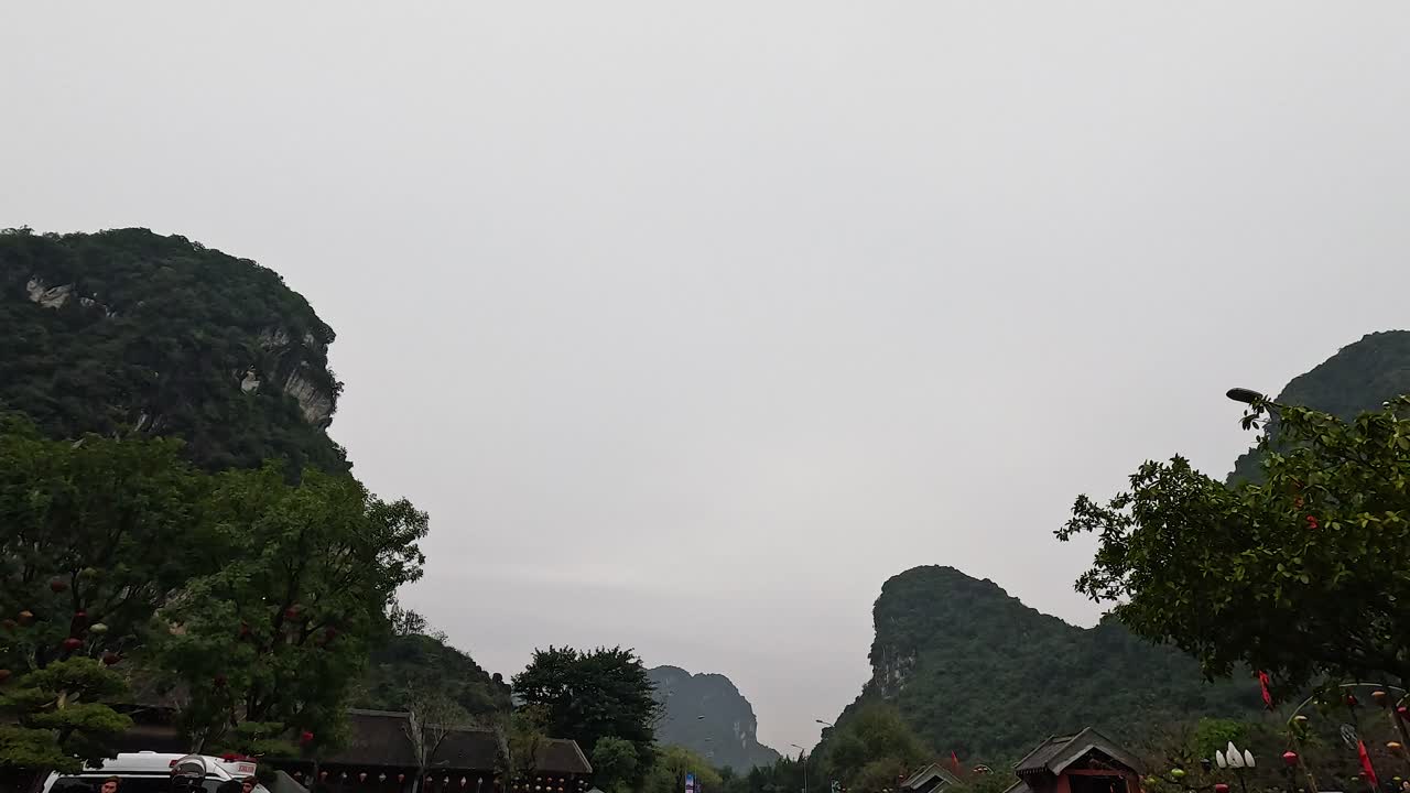 사람 들 과 오토바이 와 함께 바쁜 거리 장면