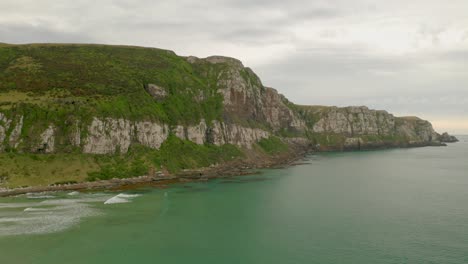 Slow-orbiting-aerial-shot-of-cliffs-along-the-coast-in-New-Zealand