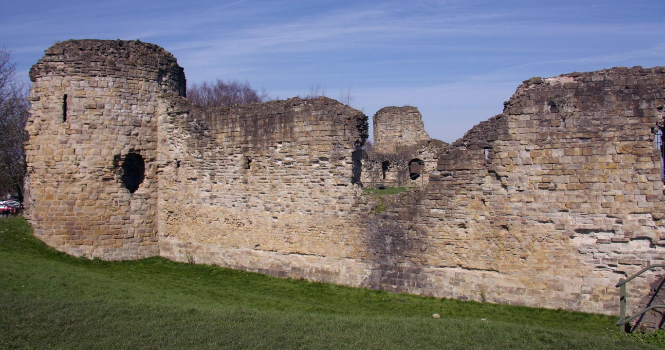 Immagine della cinta muraria esterna e della torre sud-orientale del castello di Flint
