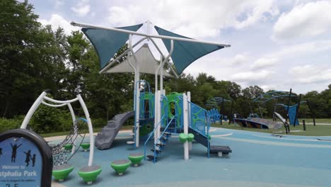 un parque infantil en un bonito día soleado
