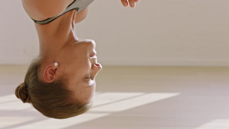 mujer de yoga aéreo practicando la postura de mariposa invertida colgando boca abajo usando una hamaca disfrutando de un estilo de vida de acondicionamiento físico saludable haciendo ejercicio en el estudio entrenando meditación al amanecer